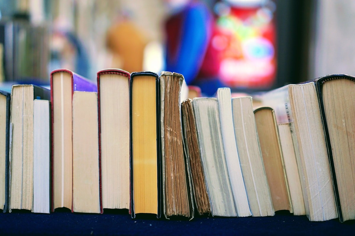 Une rangée de livres sur une table.