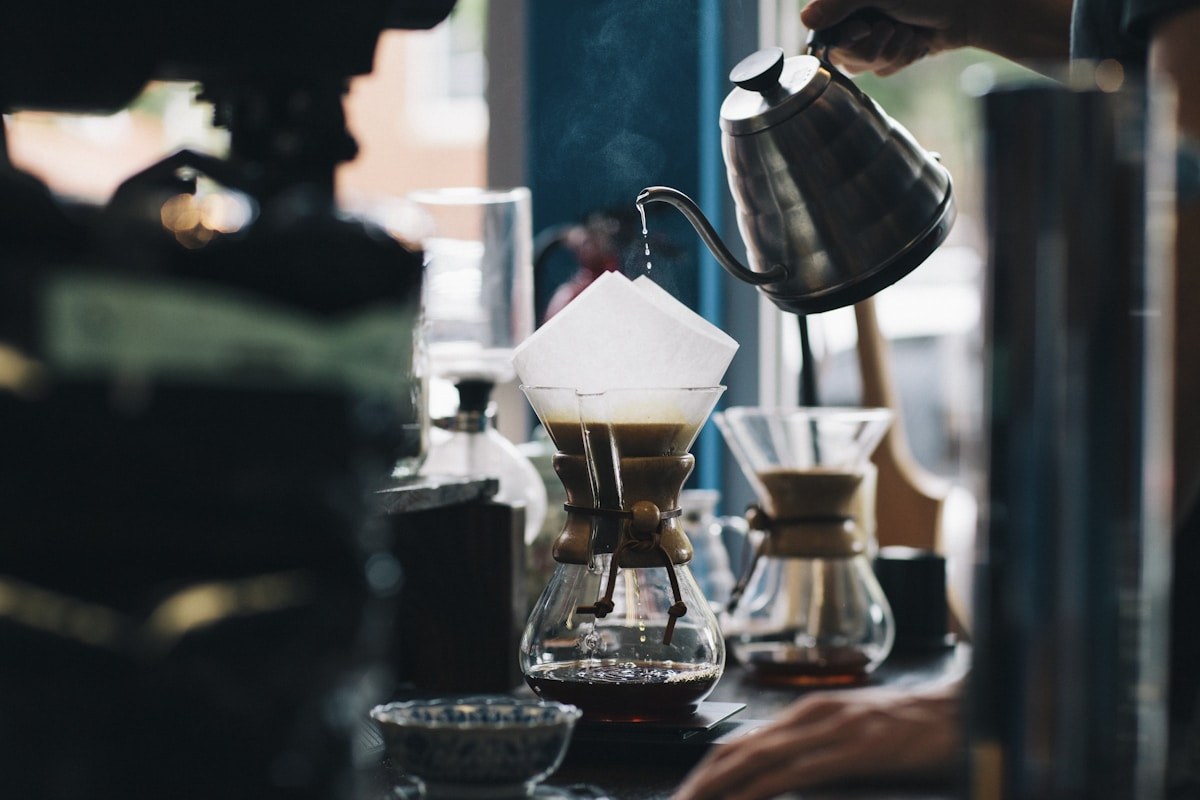 Préparation de café dans une ambiance chaleureuse.